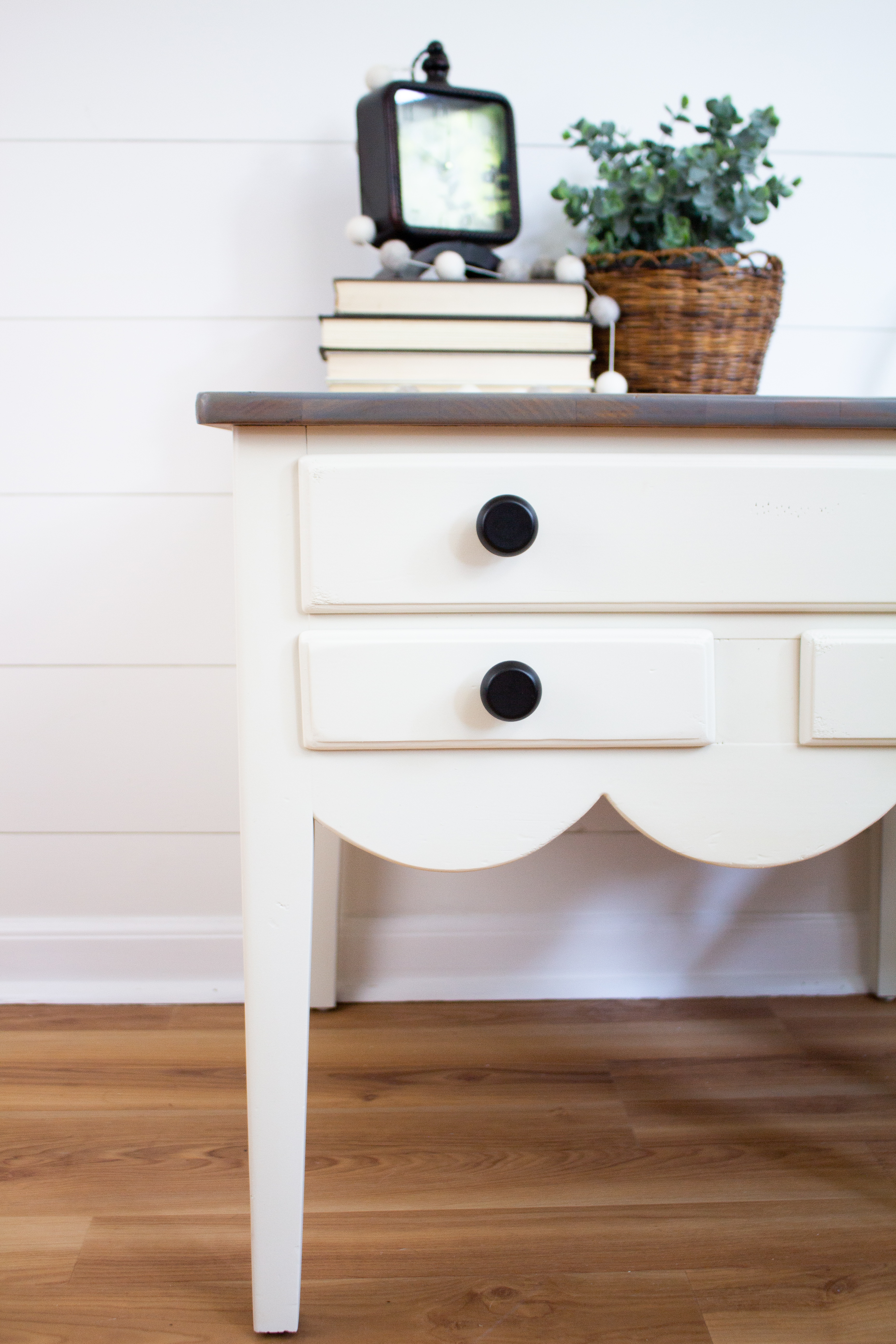 Vanilla & Slate Glaze Scalloped Table