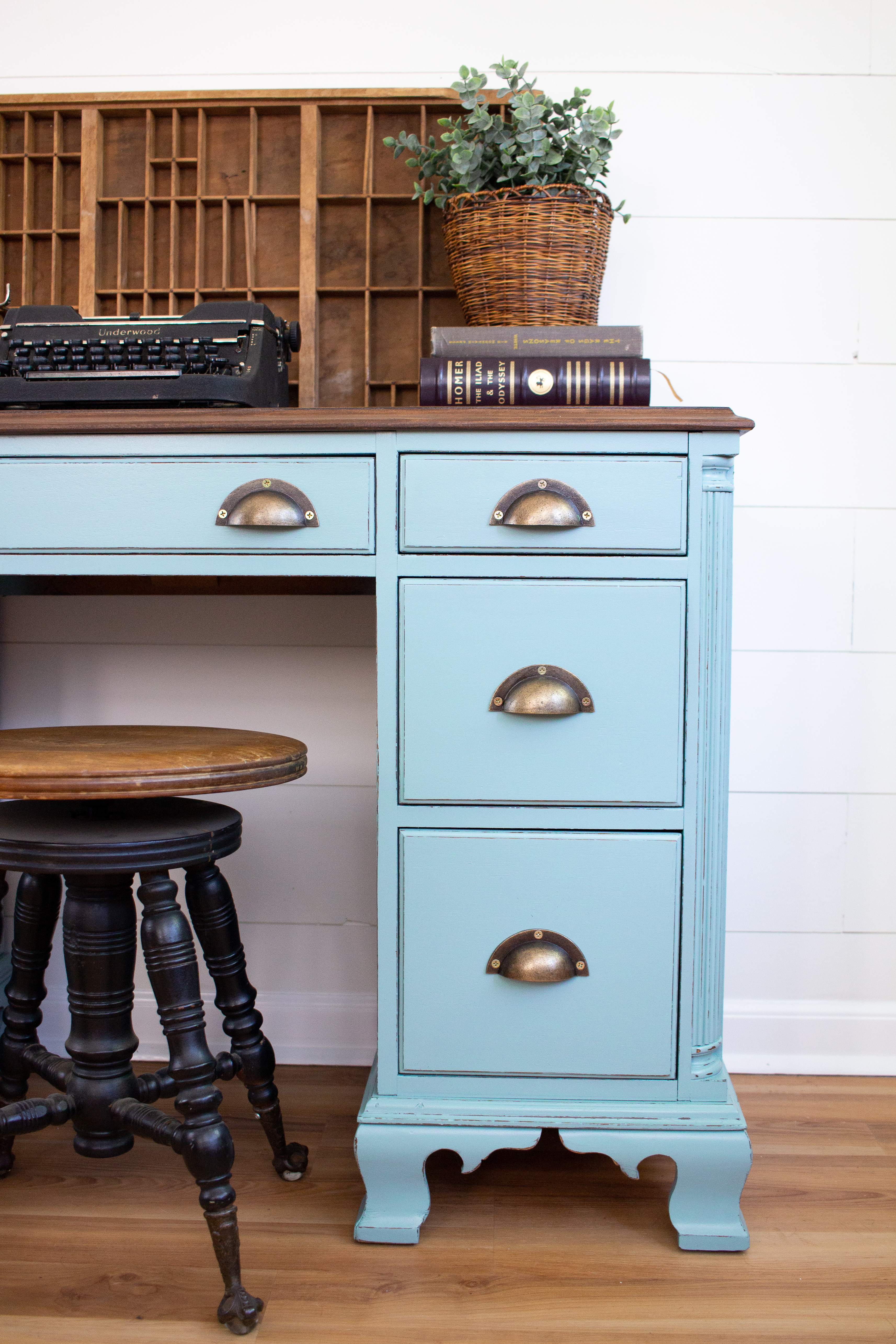 Vintage Desk in “Elegance”